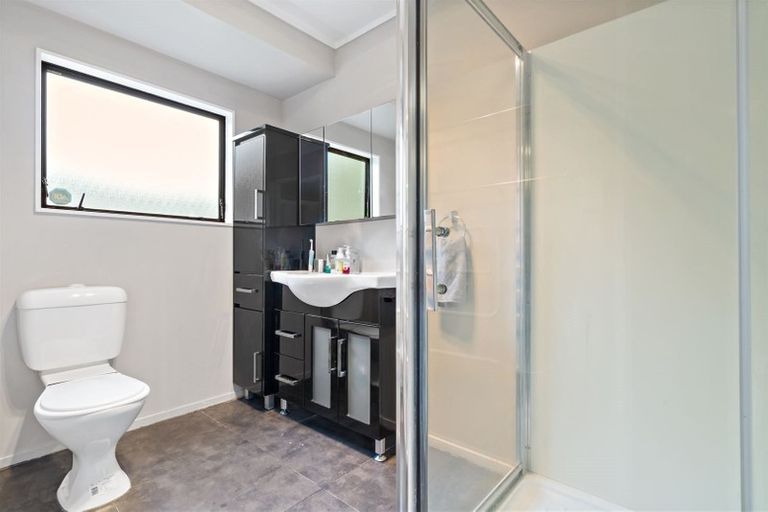 Photo of property in 8 Skybird Place, Glen Eden, Auckland, 0602