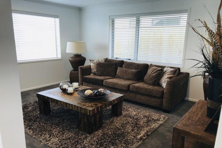 Photo of property in 19 Papa Orchard Drive, Kumeu, 0810