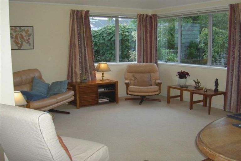 Photo of property in 2/20 Russell Street, Stanley Point, Auckland, 0624
