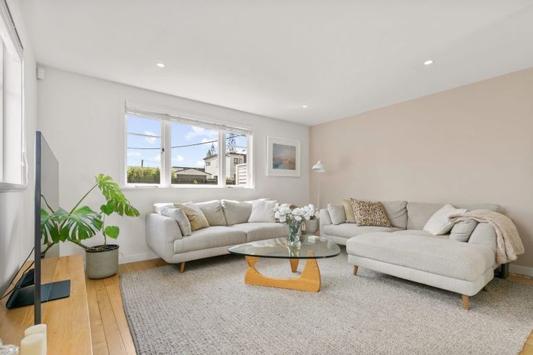 Photo of property in 28 Kingdale Road, Henderson, Auckland, 0610
