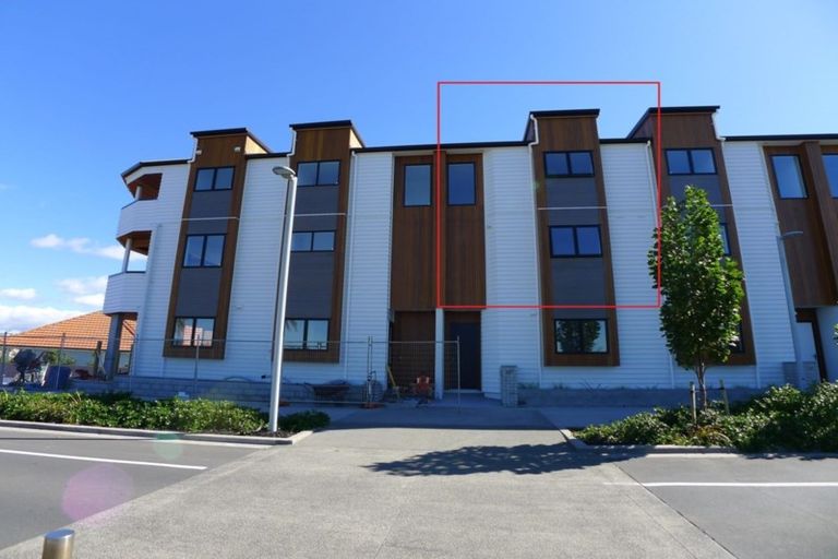 Photo of property in 5/2 Frances Bryers Road, Hobsonville, Auckland, 0616