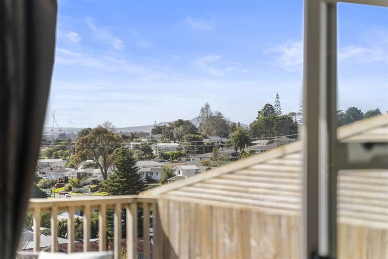 Photo of property in 2/8 Havana Place, Glenfield, Auckland, 0629