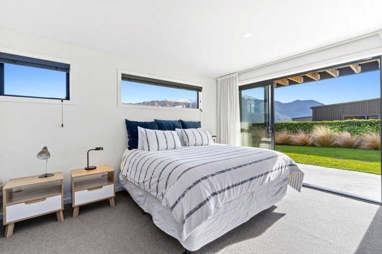 Photo of property in 33 Kirimoko Crescent, Wanaka, 9305