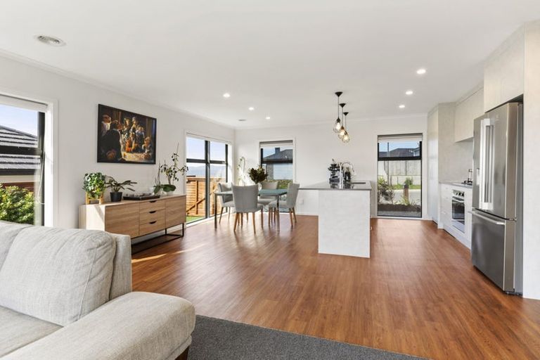 Photo of property in 5 Boeing Way, Newlands, Wellington, 6037