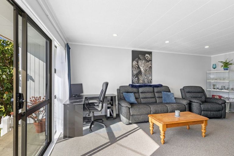 Photo of property in 2/50 Kowhai Avenue, Ebdentown, Upper Hutt, 5018