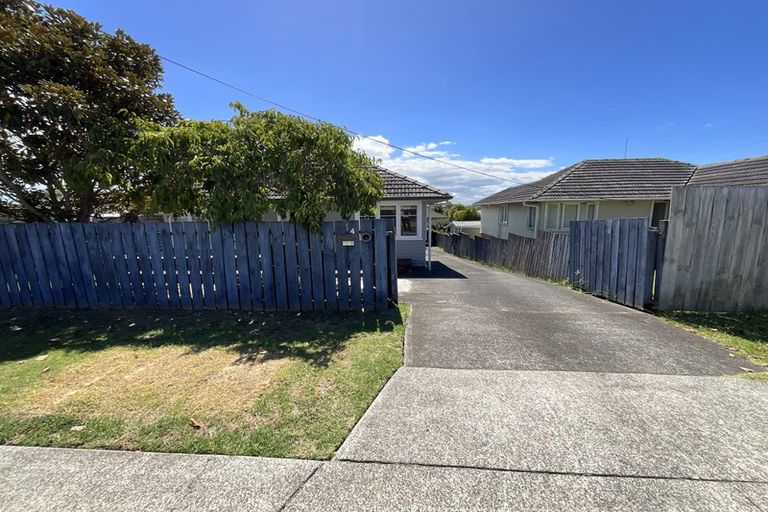 Photo of property in 4 Paton Avenue, Te Atatu South, Auckland, 0610