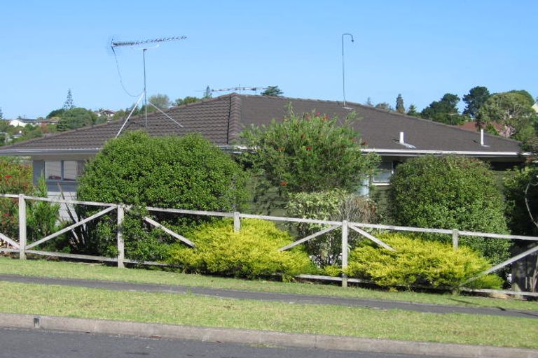 Photo of property in 8 Topliss Drive, Northcross, Auckland, 0632