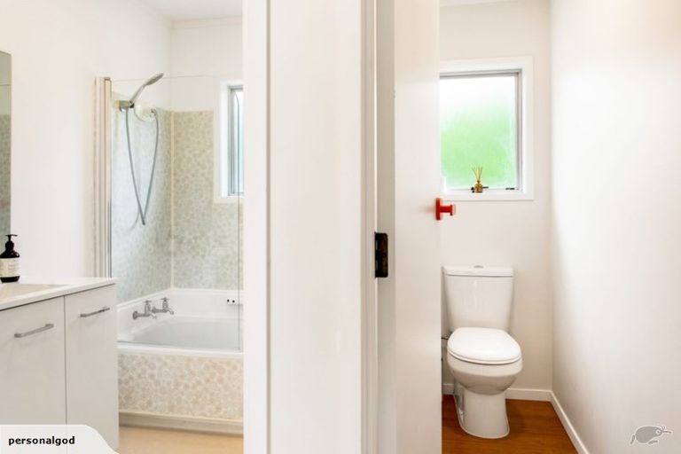 Photo of property in 3a/2 Kirrie Avenue, Te Atatu South, Auckland, 0610