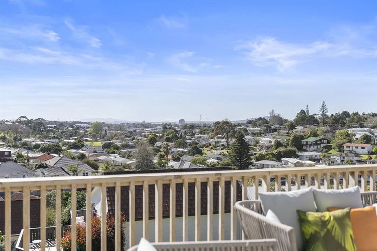 Photo of property in 2/8 Havana Place, Glenfield, Auckland, 0629