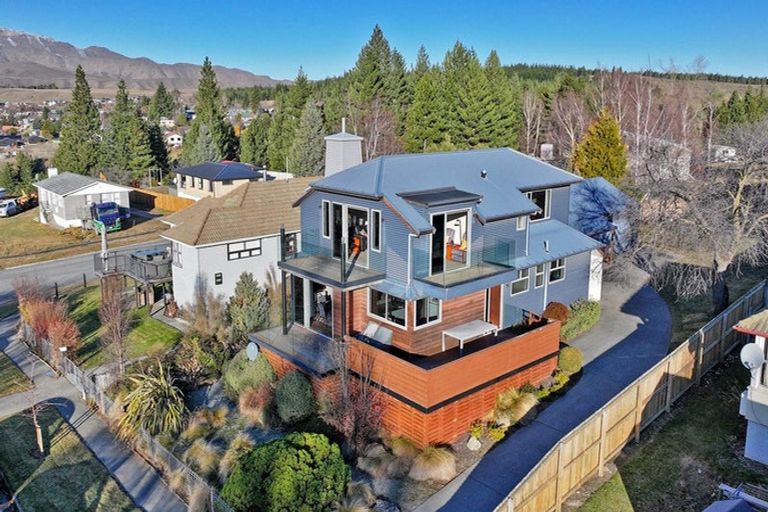 Photo of property in 35 Aorangi Crescent, Lake Tekapo, 7999