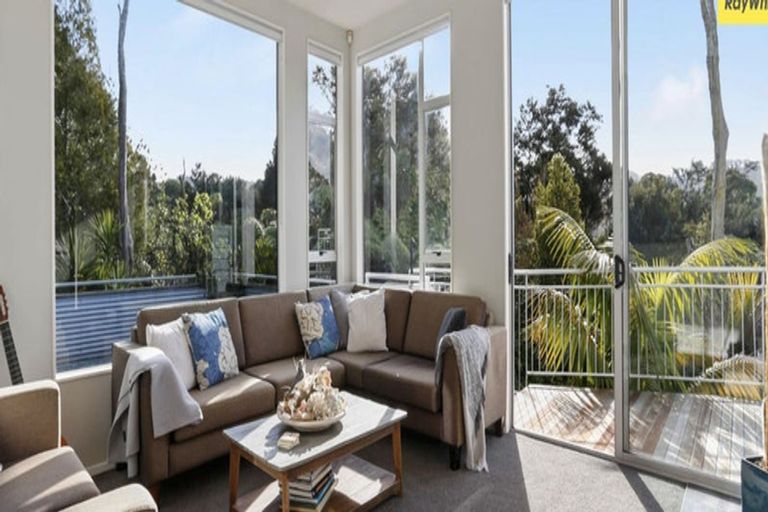 Photo of property in 4 Helios Place, Titirangi, Auckland, 0604