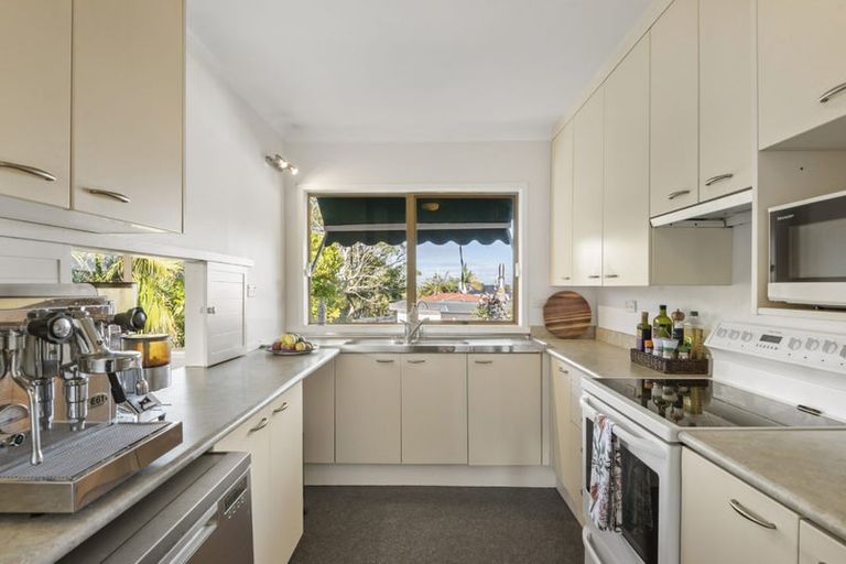 Photo of property in 33 Eversleigh Road, Belmont, Auckland, 0622
