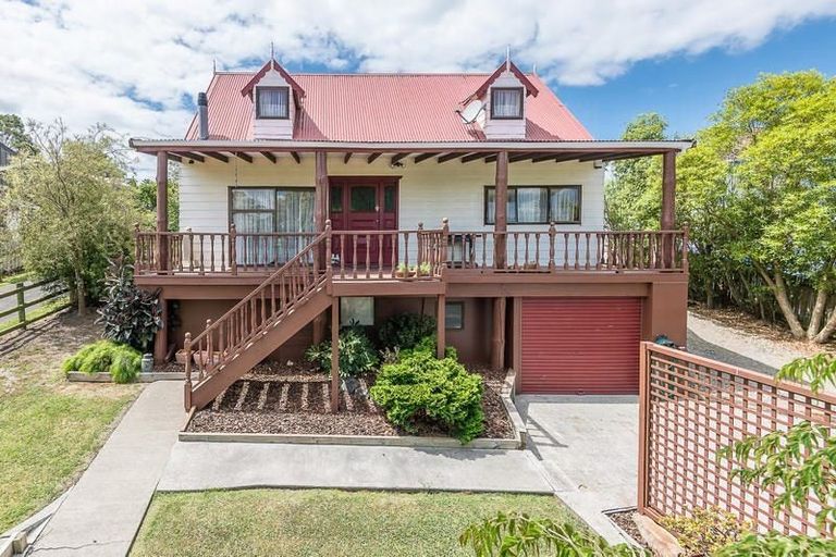 Photo of property in 32 Pahi Place, West Harbour, Auckland, 0618