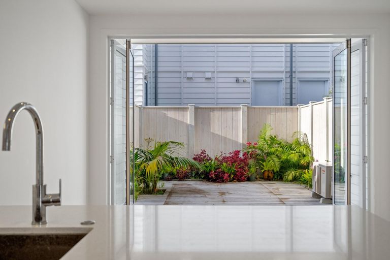 Photo of property in 12 Titoki Close, Matakana, 0985