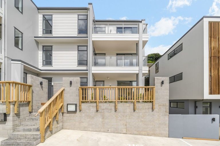 Photo of property in 67u2 Tiketike Way, Brooklyn, Wellington, 6021