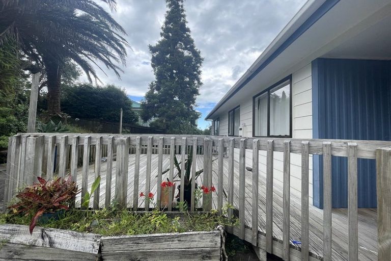 Photo of property in 10 Magdalen Place, West Harbour, Auckland, 0618