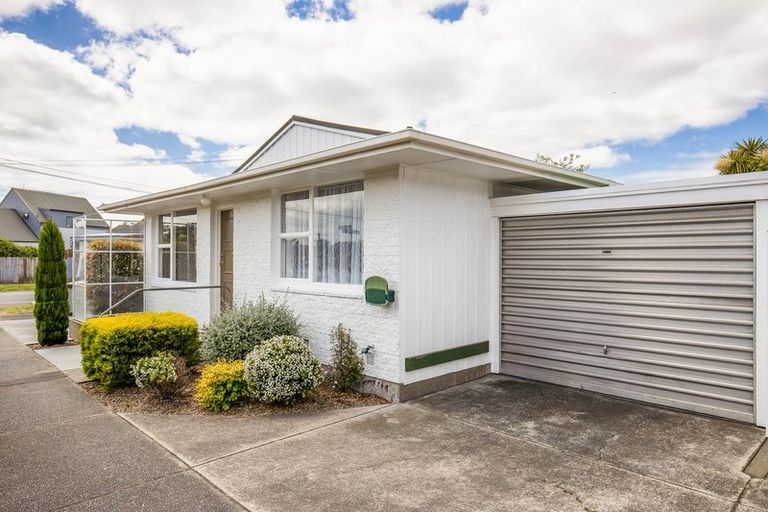 Photo of property in 17 Lake Terrace Road, Burwood, Christchurch, 8061