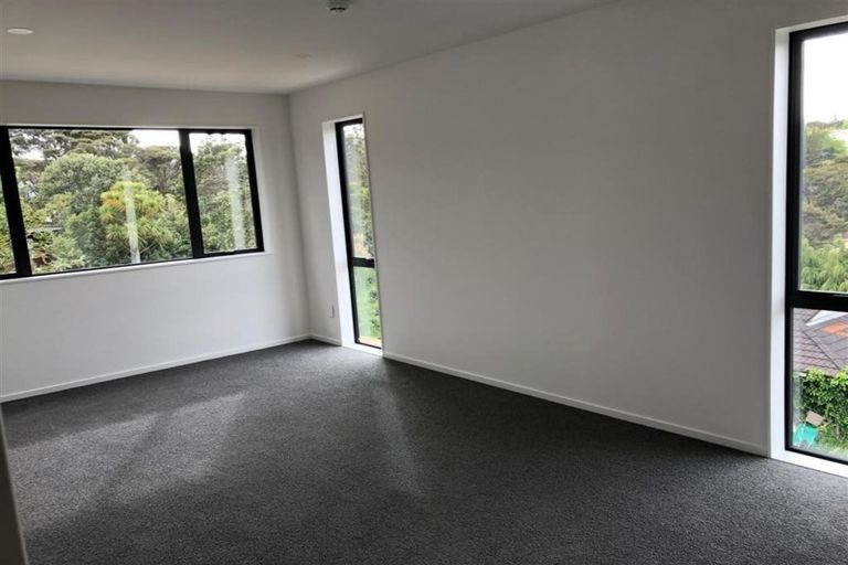 Photo of property in 4a Mcquoid Place, Glenfield, Auckland, 0629