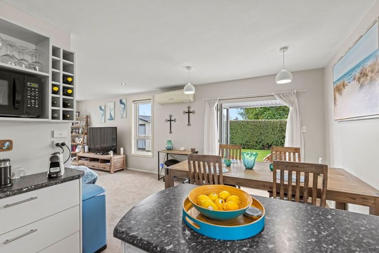 Photo of property in 21 La Perouse Place, Northcote, Christchurch, 8052
