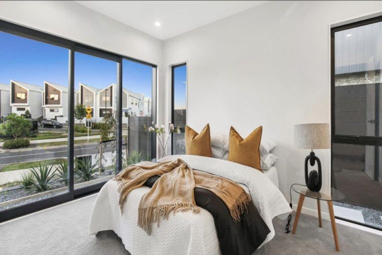 Photo of property in 22 Pukeko Road, Hobsonville, 0616