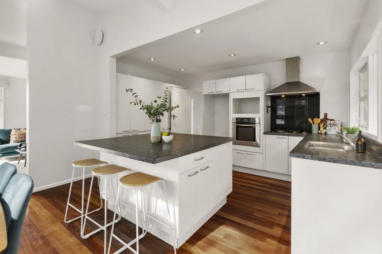 Photo of property in 71 Churton Drive, Churton Park, Wellington, 6037