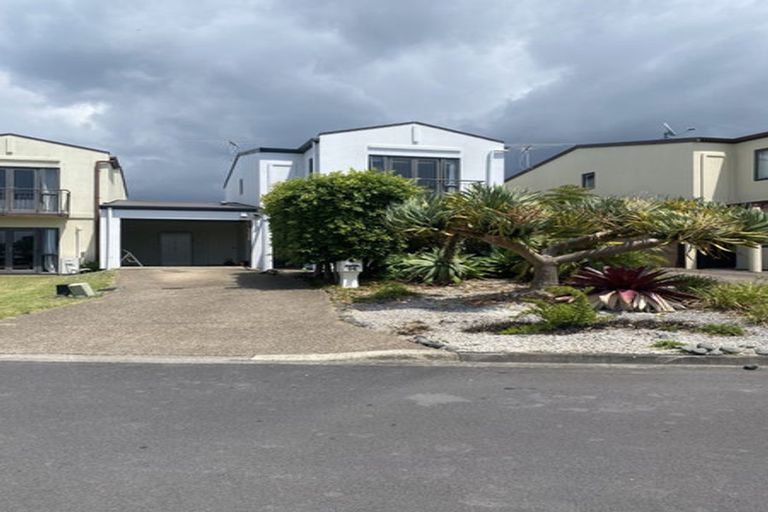 Photo of property in 54 Provence Esplanade, Te Atatu Peninsula, Auckland, 0610