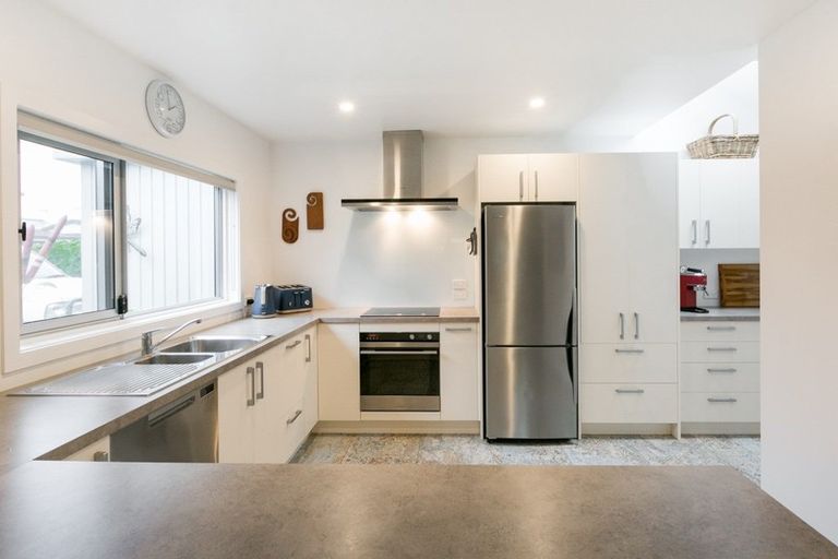 Photo of property in 2 Matthews Place, Taradale, Napier, 4112