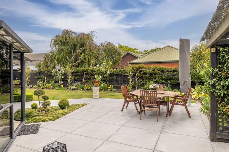 Photo of property in 22 Brockhall Lane, Avonhead, Christchurch, 8042