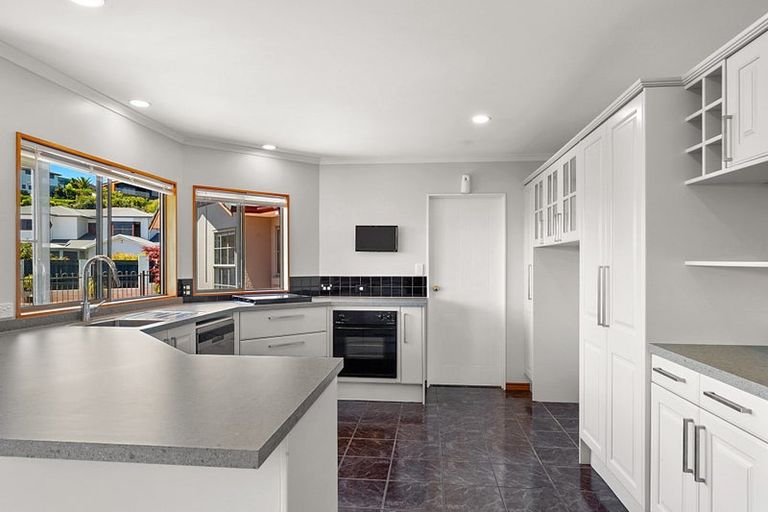 Photo of property in 11 Shelter Grove, Frankleigh Park, New Plymouth, 4310