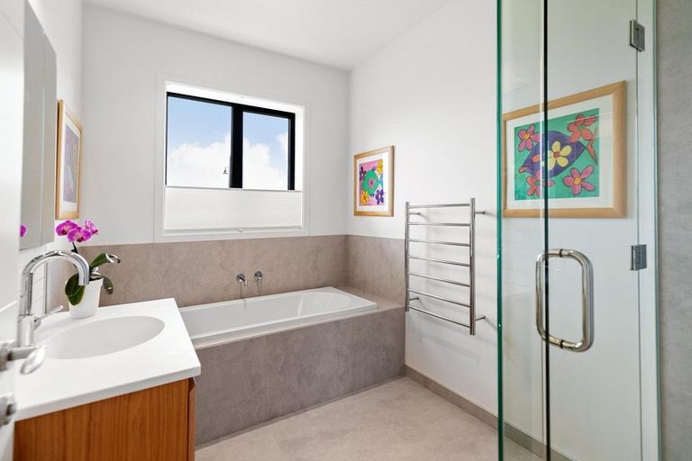 Photo of property in 18 Kotare Drive, Wanaka, 9305