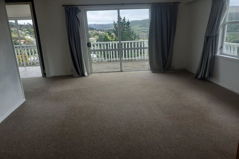 Photo of property in 32 Castle Crescent, Stokes Valley, Lower Hutt, 5019