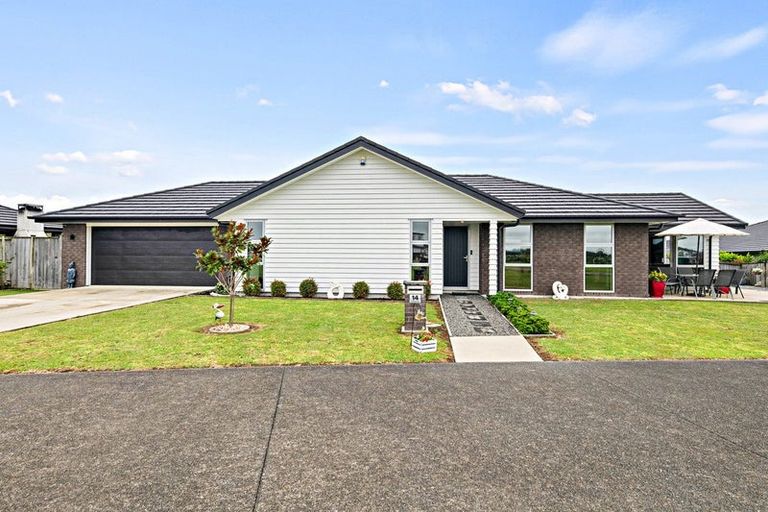Photo of property in 14 Poutawa Lane, Clarks Beach, 2122