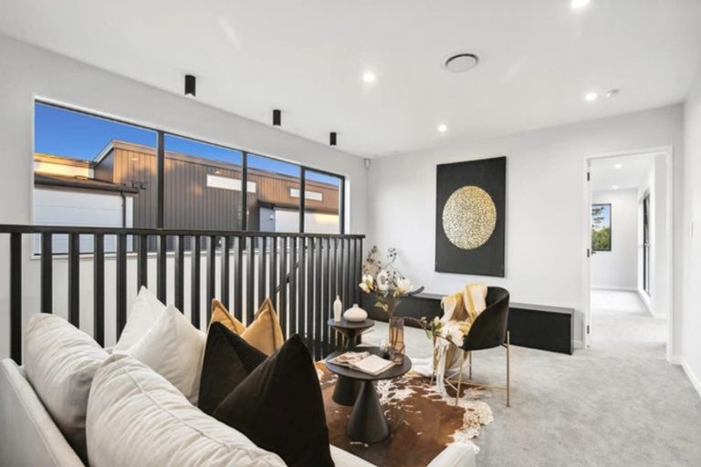 Photo of property in 22 Pukeko Road, Hobsonville, 0616