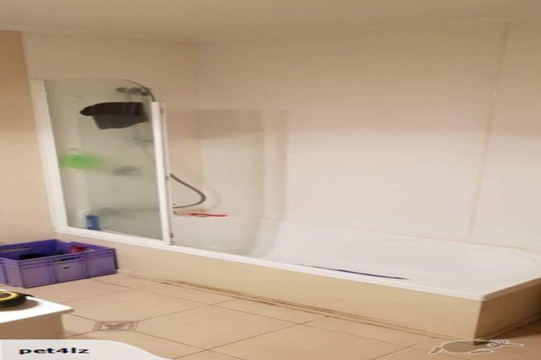 Photo of property in 21 Rhone Avenue, Te Atatu Peninsula, Auckland, 0610