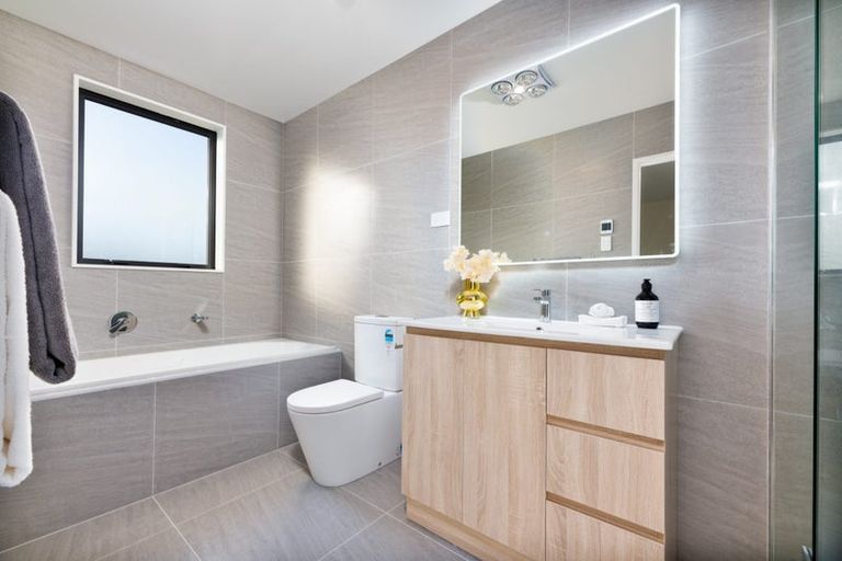 Photo of property in 18b Mackenzie Street, Te Atatu South, Auckland, 0610