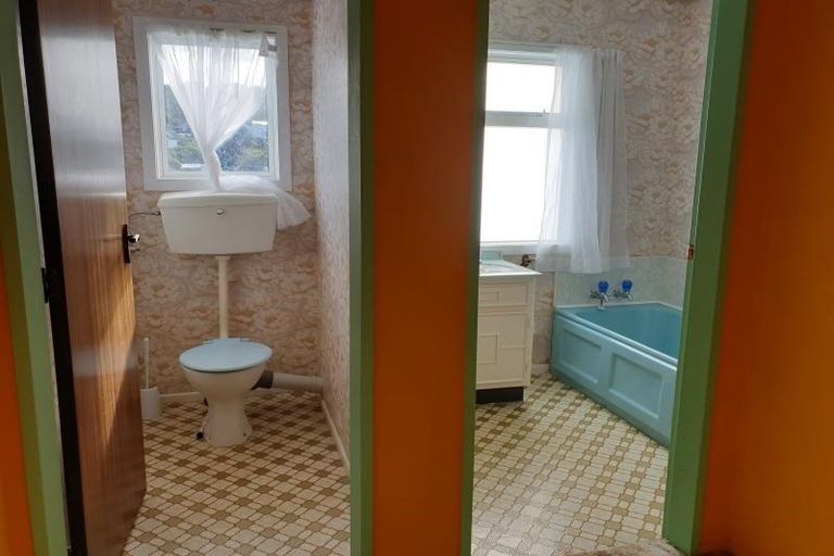 Photo of property in 5 Southern Cross Crescent, Island Bay, Wellington, 6023