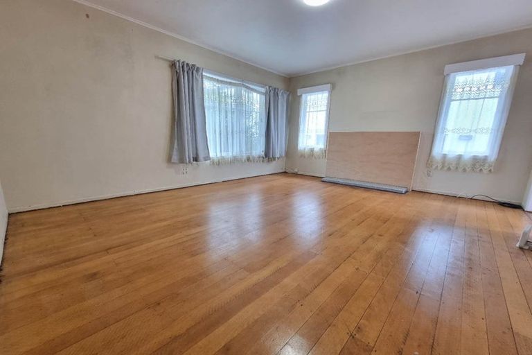 Photo of property in 64 Smythe Road, Henderson, Auckland, 0612