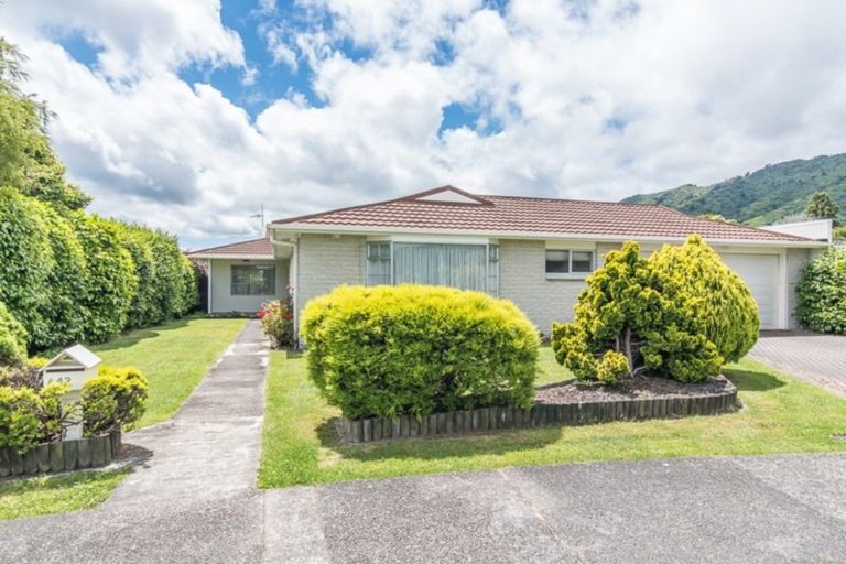 Photo of property in 42 Rewarewa Crescent, Waikanae, 5036