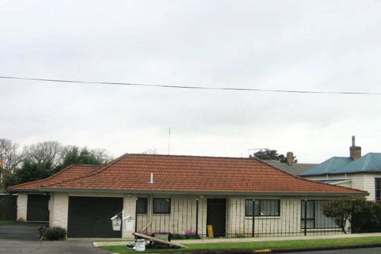 Photo of property in 2/10 Onslow Road, Papakura, 2110