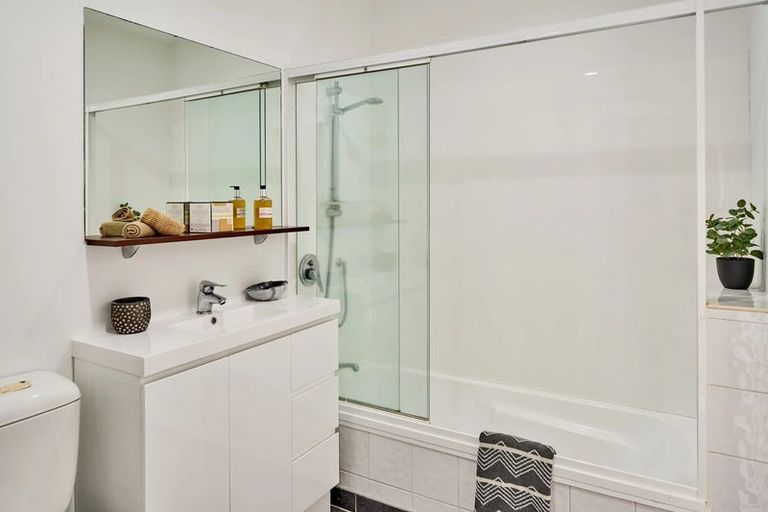 Photo of property in Atrium Towers, 8f/154 The Terrace, Wellington Central, Wellington, 6011