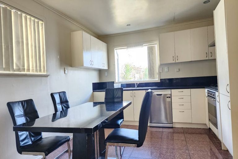 Photo of property in 5 Alan Avenue, Henderson, Auckland, 0610