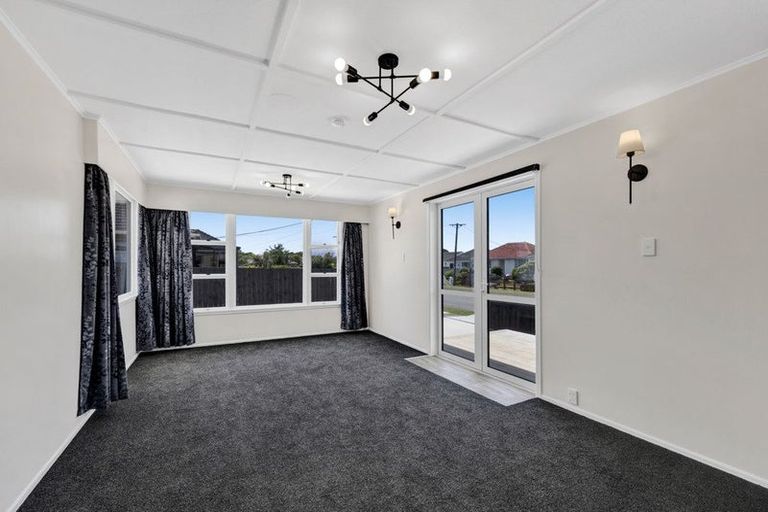 Photo of property in 1a Robbins Crescent, Hawera, 4610