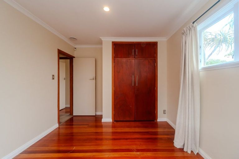 Photo of property in 19 Pinkerton Grove, Newlands, Wellington, 6037