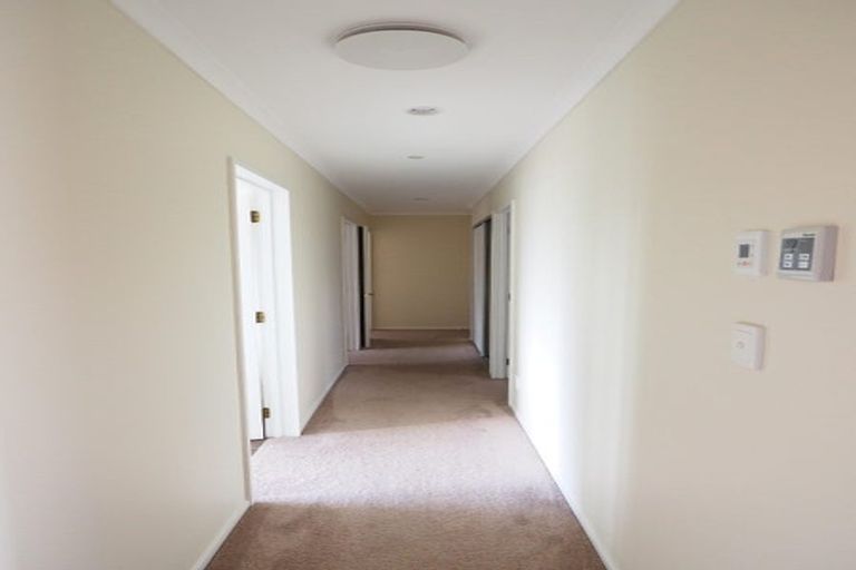 Photo of property in 9 Graven Court, Henderson, Auckland, 0612