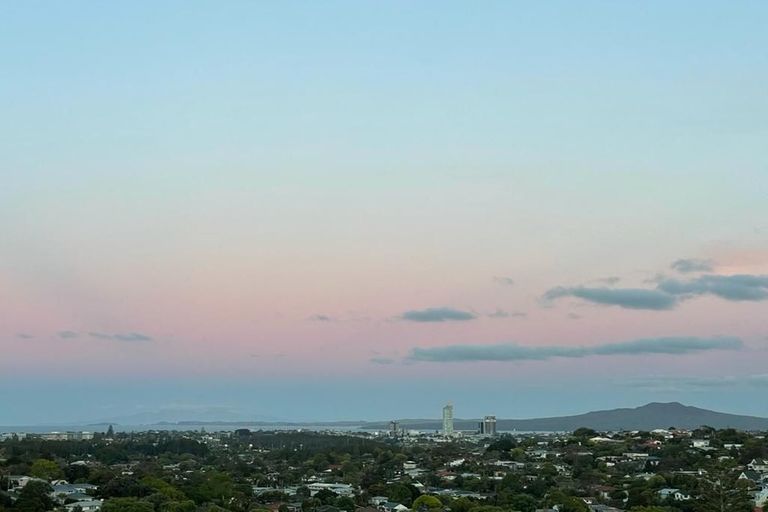 Photo of property in 15 Mcdowell Crescent, Hillcrest, Auckland, 0627