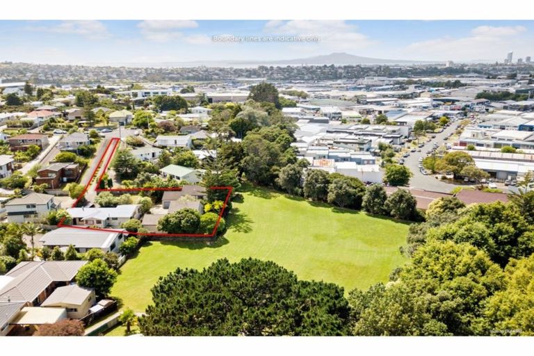 Photo of property in 2/24 Merton Avenue, Glenfield, Auckland, 0627