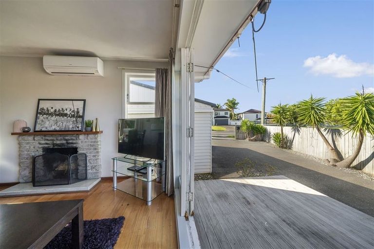 Photo of property in 7 Beach Road, Te Atatu Peninsula, Auckland, 0610