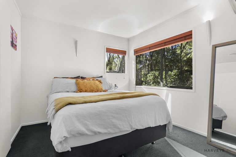 Photo of property in 25 Longfellow Parade, Glen Eden, Auckland, 0604