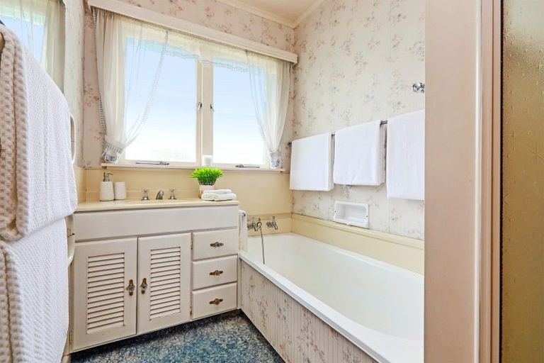 Photo of property in 10 Neeve Road, Taradale, Napier, 4112