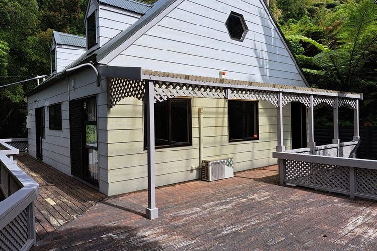 Photo of property in 27 Cascade Avenue, Waiatarua, Auckland, 0604